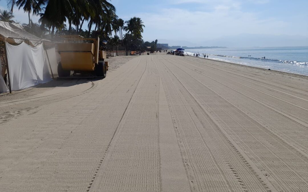 Trabaja Ayuntamiento de Bahía de Banderas en la limpieza de las playas a diario