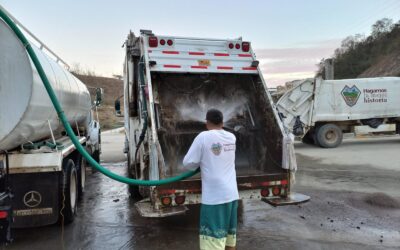 Exhaustiva limpieza interna a camiones recolectores de basura