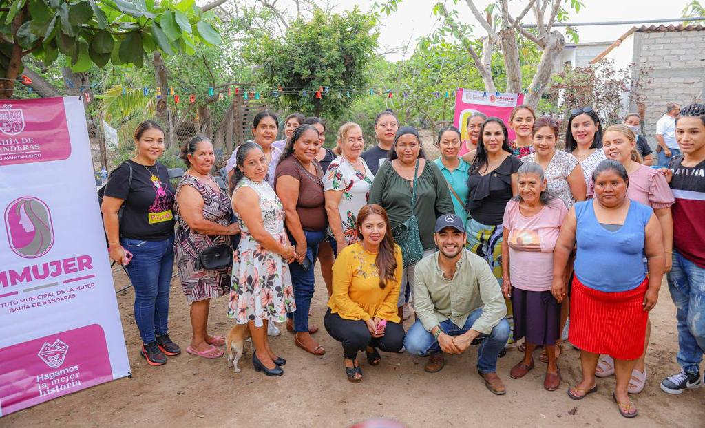 Mirtha Villalvazo acompañada deI personal de IMMUJER se reúnen con mujeres de El Porvenir.