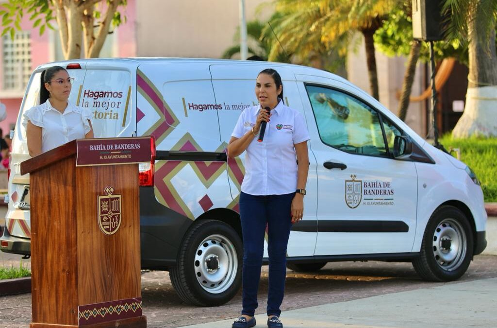 Cumple Mirtha Villalvazo y entrega el primer vehículo de trabajo al XI Ayuntamiento