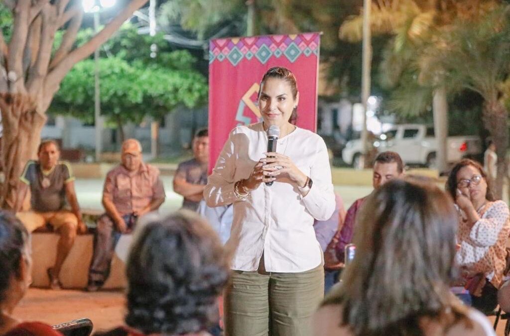En “Encuentro Contigo” en Las Brisas, Mirtha Villalvazo anuncia que comenzarán con pavimentación de sus calles.