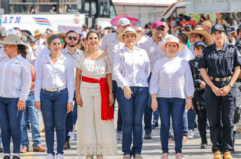 Histórico desfile por celebración del 112 Aniversario de La Revolución Mexicana en Bahía de Banderas.