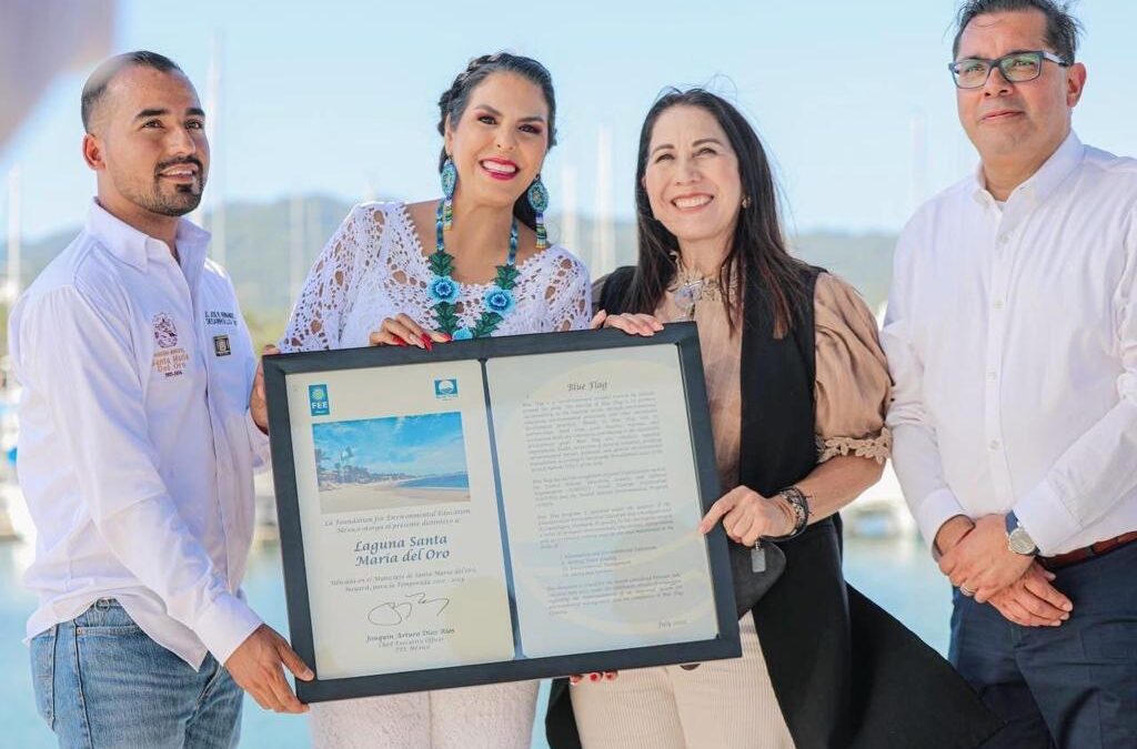 Recibe Mirtha Villalvazo la certificación con denominación Blue Flag en La Marina de La Cruz de Huanacaxtle