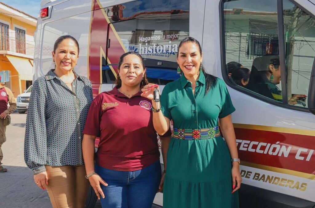 Entrega Mirtha Villalvazo nueva ambulancia equipada a Protección Civil de Bahía de Banderas