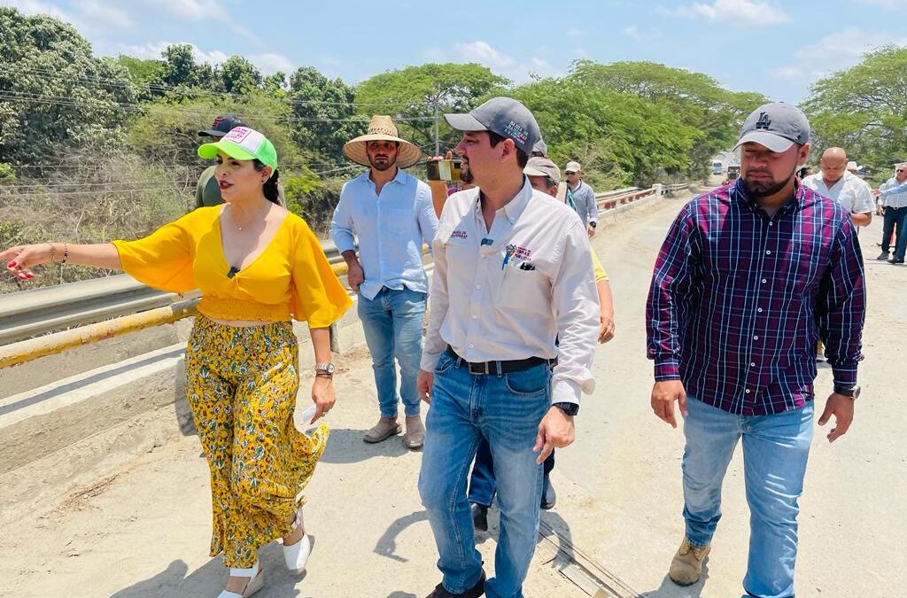 Supervisa Mirtha Villalvazo obra de la carretera de La Cruz de Huanacaxtle
