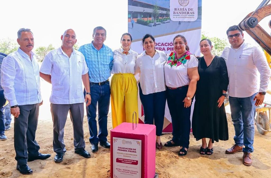 Mirtha Villalvazo coloca la primera piedra para la construcción de Escuela Secundaria de Valle Marlín, en San Vicente