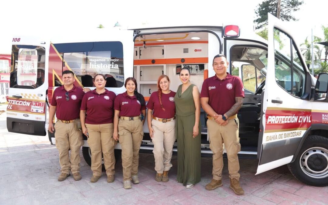 Entrega Mirtha Villalvazo la cuarta ambulancia a Protección Civil