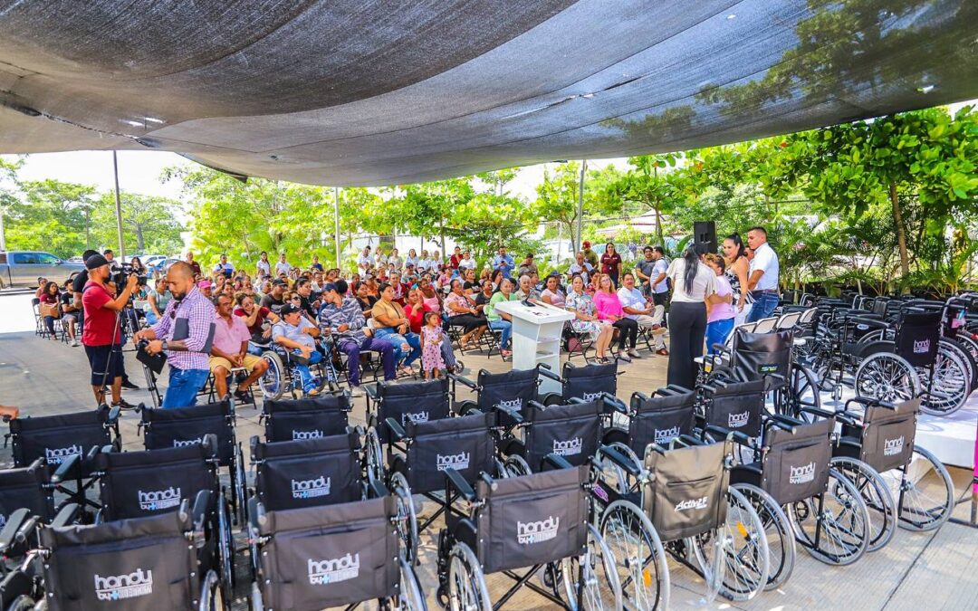 Entrega el DIF de Bahía de Banderas un centenar de sillas de ruedas a personas con dificultades de movilidad