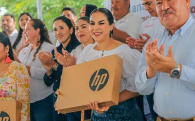 Entrega Mirtha Villalvazo 40 computadoras a maestras y maestros de Bahía de Banderas ganadores del programa “Maestros con Valor”