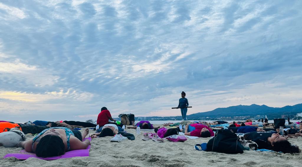 Un éxito la clase Máster de Yoga frente al mar