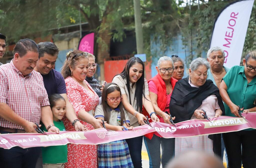 Entrega la alcaldesa Mirtha Villalvazo, obra de pavimentación en Sayulita