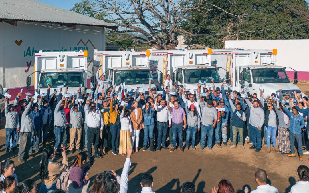 Entrega la alcaldesa Mirtha Villalvazo camiones nuevos para la recolección de basura a Servicios Públicos de Bahía de Banderas