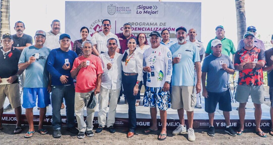 La alcaldesa Mirtha Villalvazo entrega credenciales a pescadores de las cooperativas de Bahía de Banderas 
