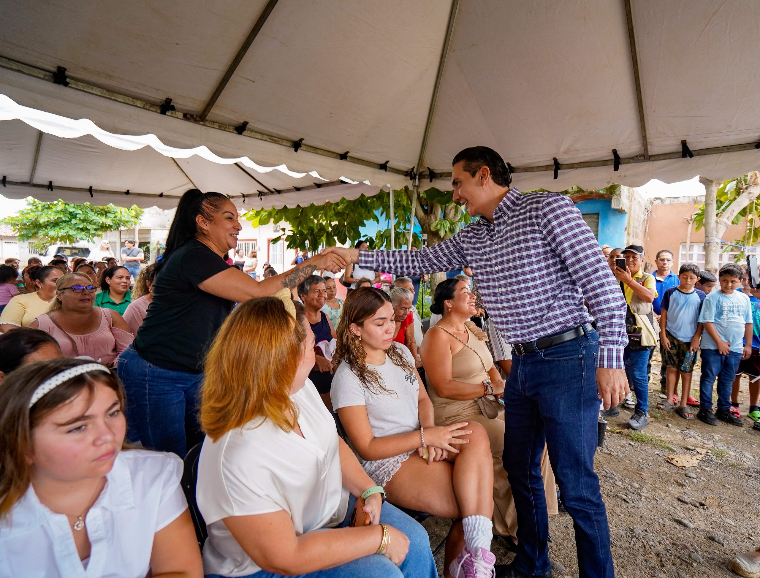 “La gente quiere hechos y resultados”: Héctor Santana arranca obra en la calle Amapa