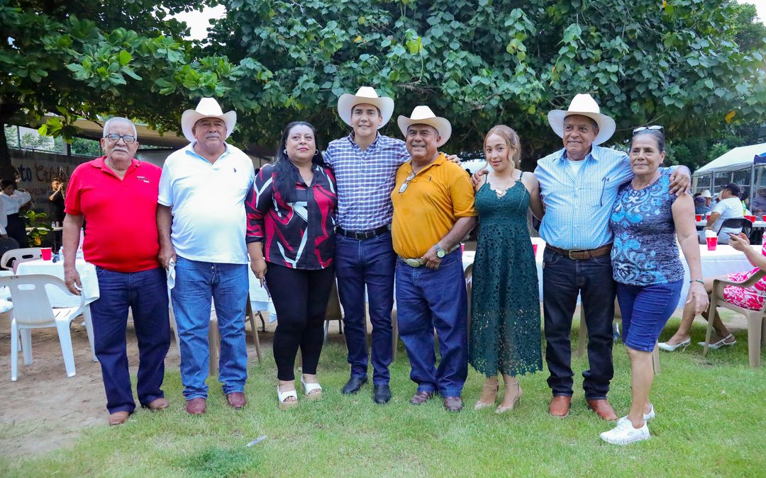 Héctor Santana acompaña al Ejido de El Porvenir en su aniversario
