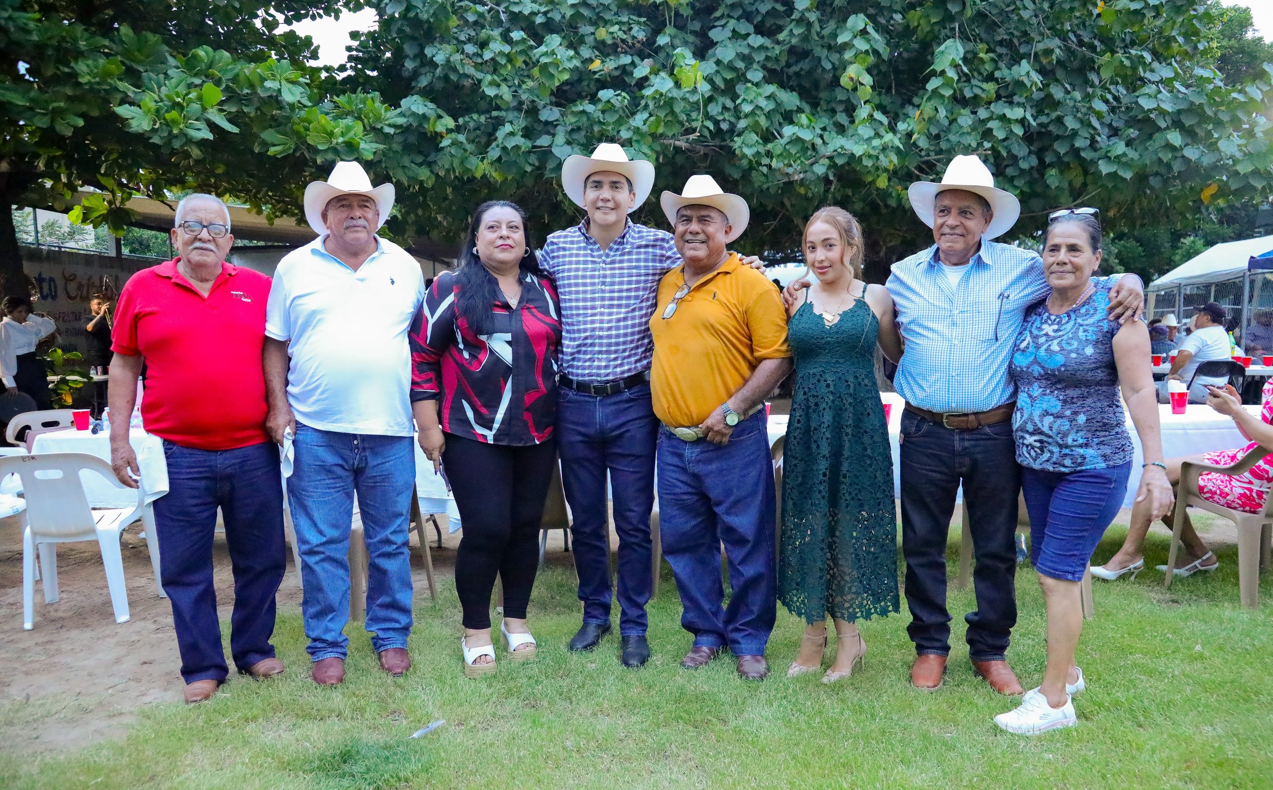 Héctor Santana acompaña al Ejido de El Porvenir en su aniversario