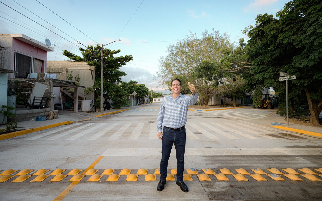 Inaugura Héctor Santana la calle de ingreso al Fraccionamiento Las Conchas