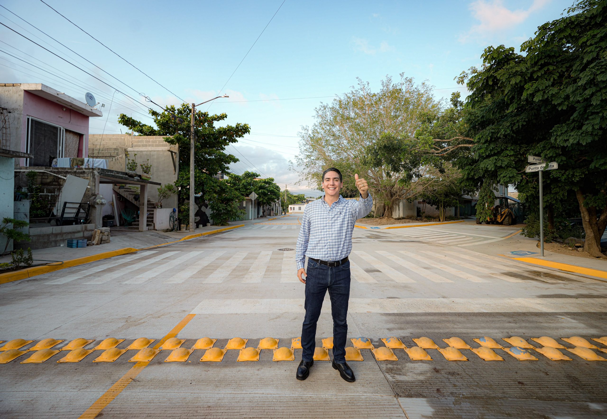 Inaugura Héctor Santana la calle de ingreso al Fraccionamiento Las Conchas