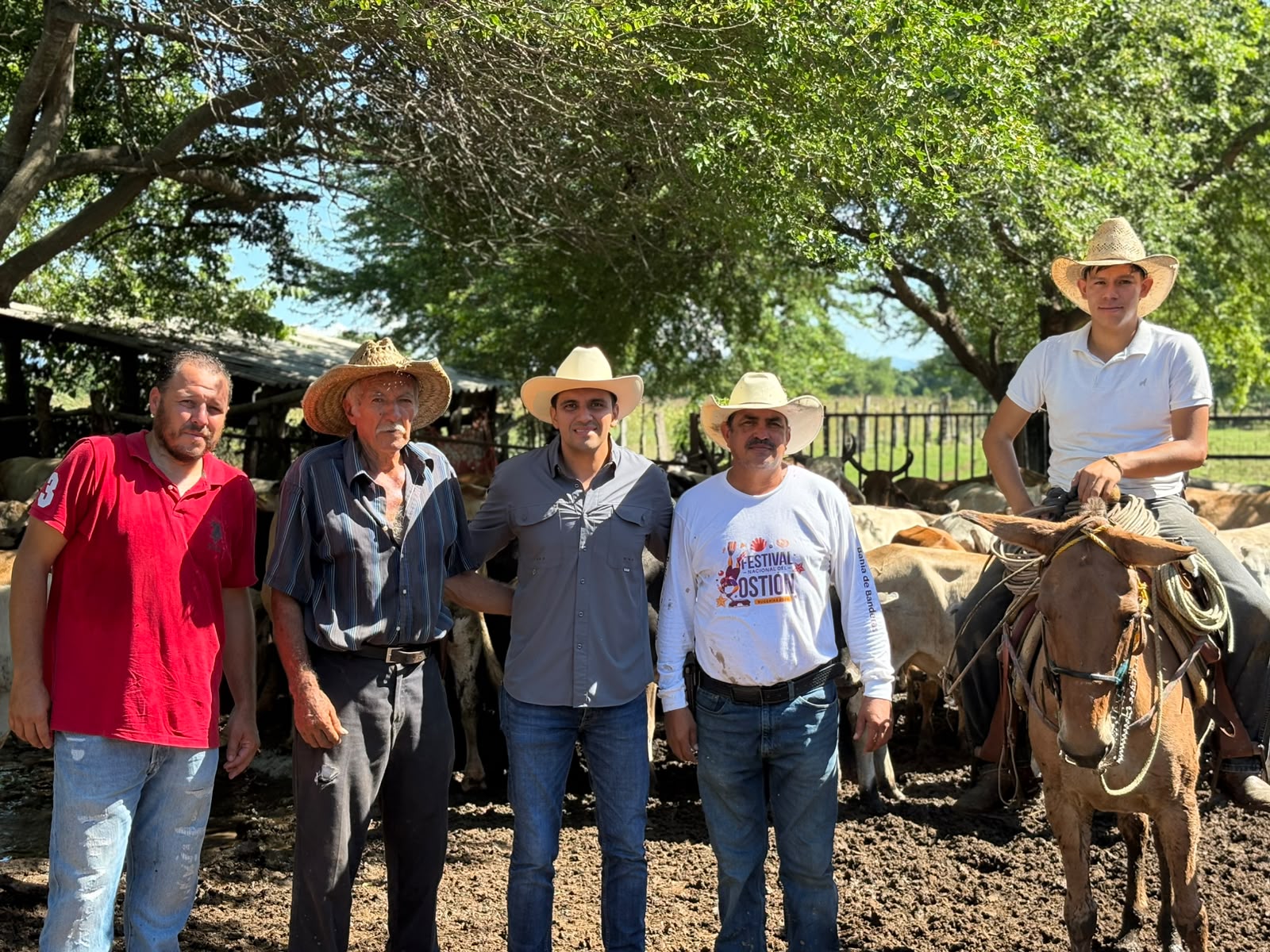 Héctor Santana mantiene acciones de respaldo al sector ganadero de Bahía de Banderas