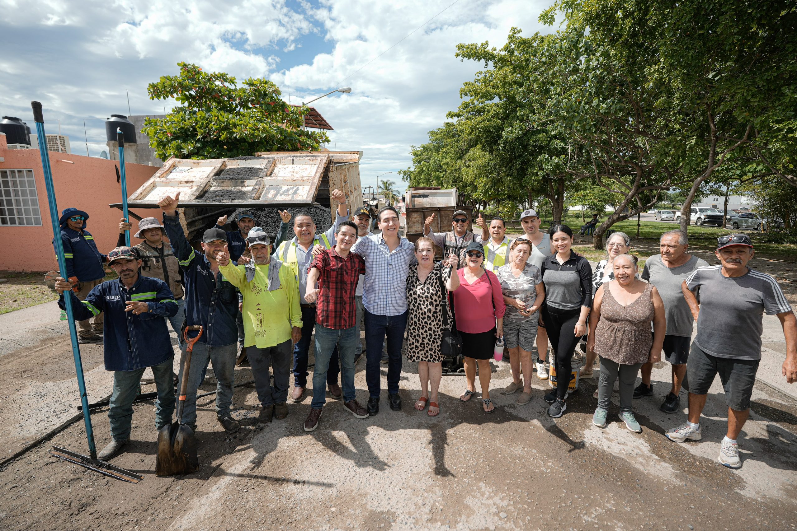 Arranca Héctor Santana intensa campaña de bacheo en todo Bahía de Banderas