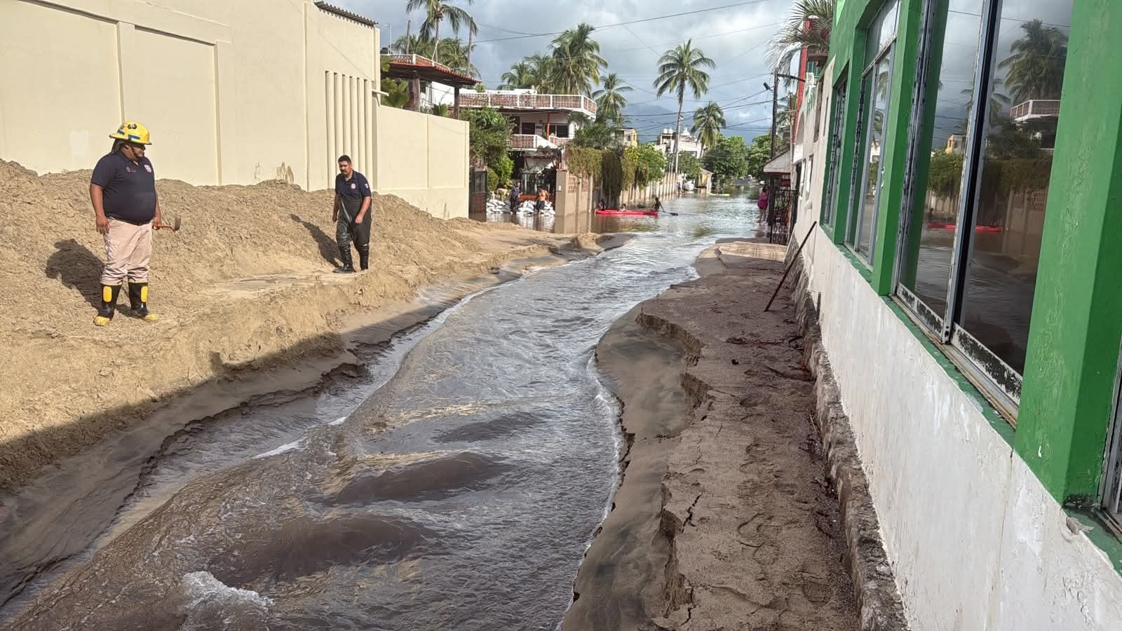 Atiende Protección Civil reporte en Lo de Marcos por acumulación de agua